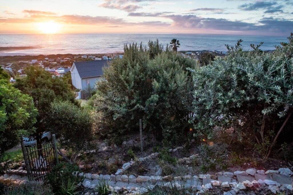 Serene Hide-Away With Ocean Views. ケープタウン エクステリア 写真